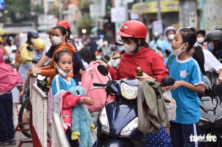 Trẻ em Việt Nam và thế giới có xu hướng thức khuya hơn trước, ngủ ít sẽ dễ cáu gắt, uể oải hơn - Ảnh 1.