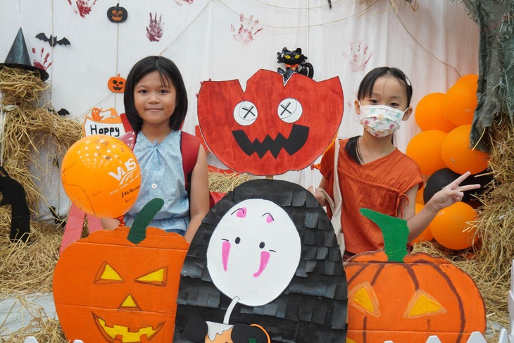 VUS mang không khí Halloween đến từng lớp học - Ảnh 1.