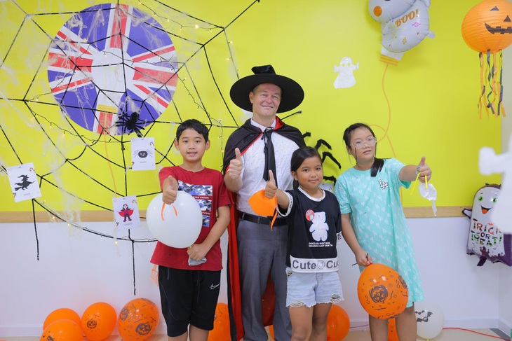 VUS mang không khí Halloween đến từng lớp học - Ảnh 4.