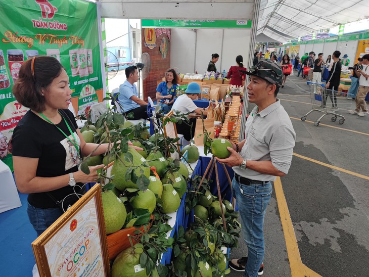 Hồng treo gió Lâm Đồng, mật hoa dừa Trà Vinh, ca cao Đắk Lắk... tại tuần hàng OCOP - Ảnh 9.