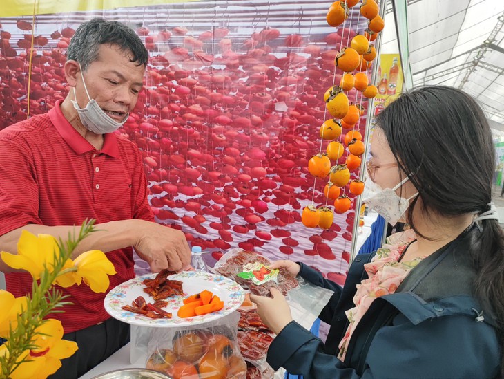 Hồng treo gió Lâm Đồng, mật hoa dừa Trà Vinh, ca cao Đắk Lắk... tại tuần hàng OCOP - Ảnh 2.