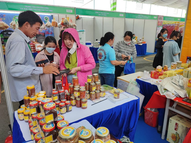 Hồng treo gió Lâm Đồng, mật hoa dừa Trà Vinh, ca cao Đắk Lắk... tại tuần hàng OCOP - Ảnh 4.