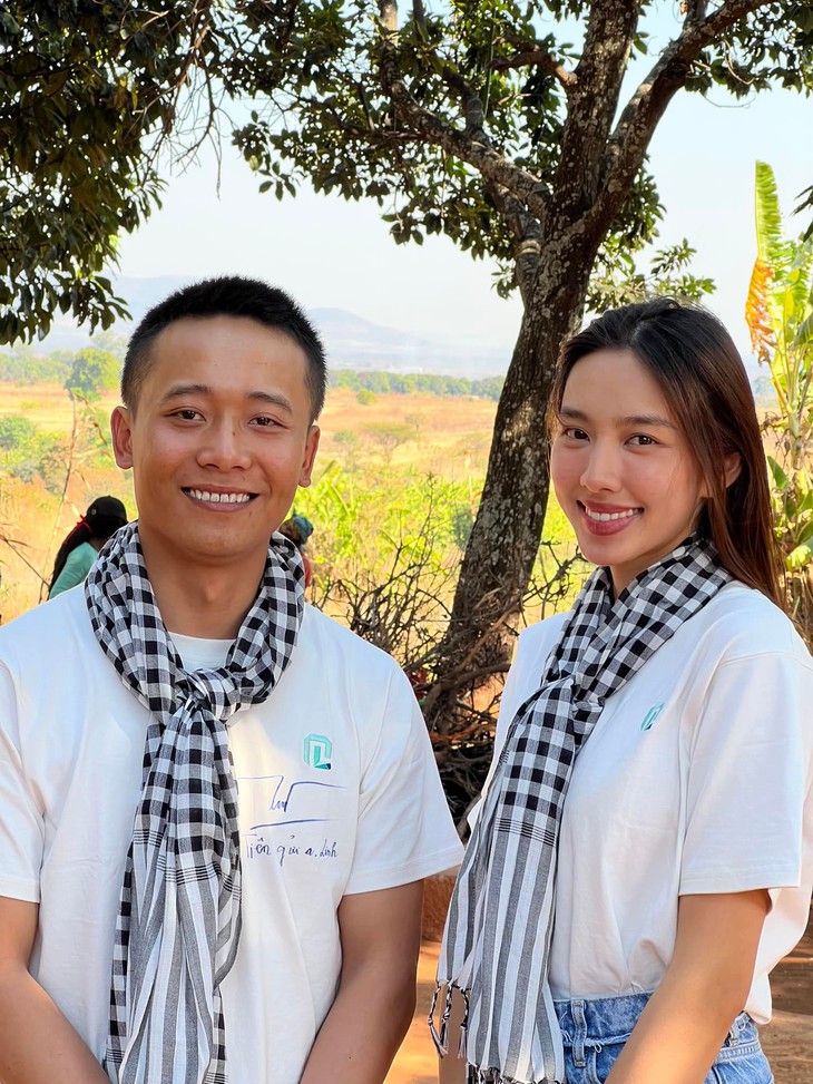 Netizen vội vã đu thuyền khi Quang Linh Vlog và Hoa hậu Thùy Tiên thay avatar - Ảnh 2. Netizen vội vã đu thuyền khi Quang Linh Vlog và Hoa hậu Thùy Tiên thay avatar - Ảnh 2.
