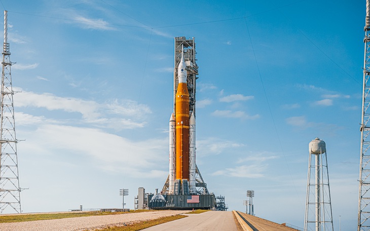 Trung Quốc trình làng tên lửa mới, siêu tên lửa SLS của NASA trở nên 