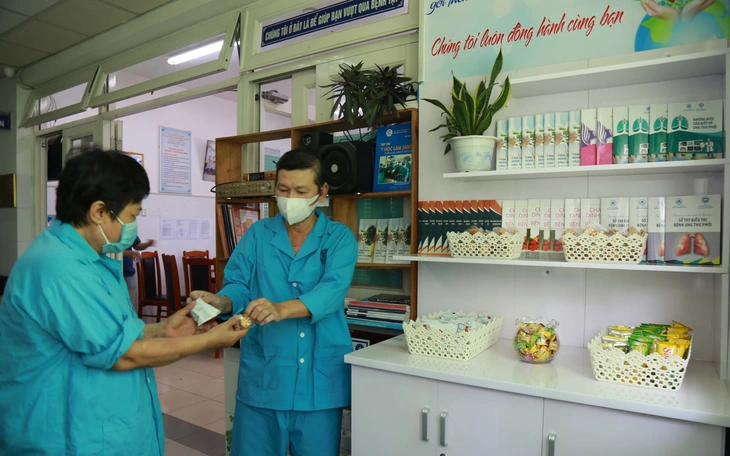 Cả thanh xuân giữ lửa cho những nồi cháo nghĩa tình - Ảnh 4.