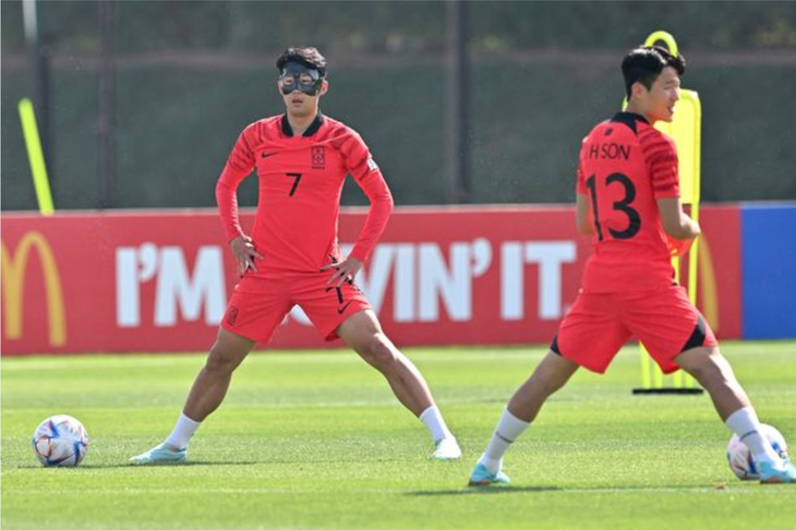 Son Heung Min đeo mặt nạ tập luyện tại Qatar - Ảnh 2.