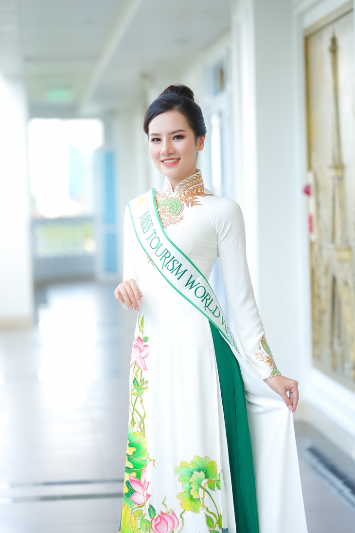 Miss Earth bị chê sân khấu tạm bợ, Miss Grand làm show nội y tai tiếng - Ảnh 6.