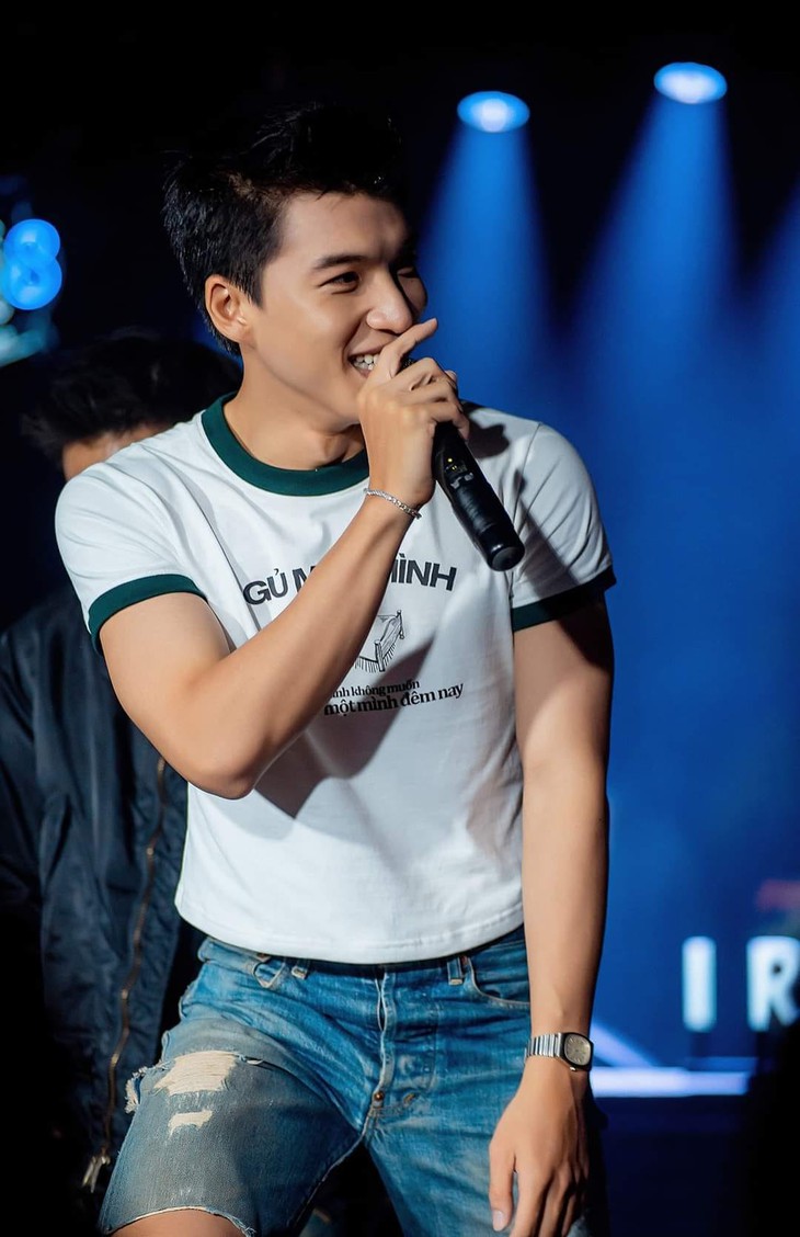 Lê Dương Bảo Lâm bày trò hề khi mặc crop top khoe bụng mỡ - Ảnh 5. Lê Dương Bảo Lâm bày trò hề khi mặc crop top khoe bụng mỡ - Ảnh 5.
