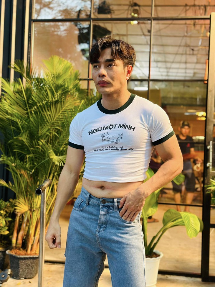 Lê Dương Bảo Lâm bày trò hề khi mặc crop top khoe bụng mỡ - Ảnh 3. Lê Dương Bảo Lâm bày trò hề khi mặc crop top khoe bụng mỡ - Ảnh 3.