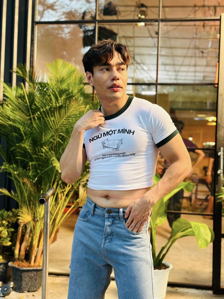 Lê Dương Bảo Lâm bày trò hề khi mặc crop top khoe bụng mỡ - Ảnh 2. Lê Dương Bảo Lâm bày trò hề khi mặc crop top khoe bụng mỡ - Ảnh 2.