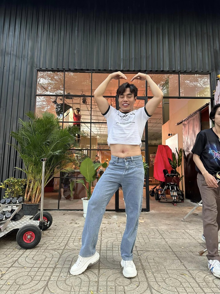 Lê Dương Bảo Lâm bày trò hề khi mặc crop top khoe bụng mỡ - Ảnh 6. Lê Dương Bảo Lâm bày trò hề khi mặc crop top khoe bụng mỡ - Ảnh 6.