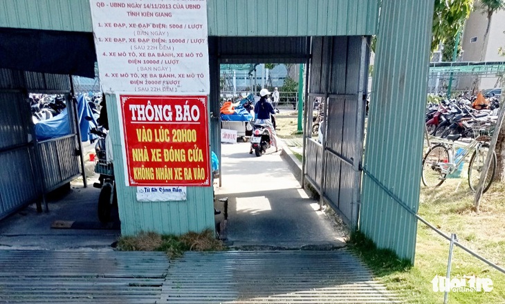 Bãi xe bệnh viện đóng cửa lúc 8h tối, vào cấp cứu biết tính sao? - Ảnh 1. Bãi xe bệnh viện đóng cửa lúc 8h tối, vào cấp cứu biết tính sao? - Ảnh 1.