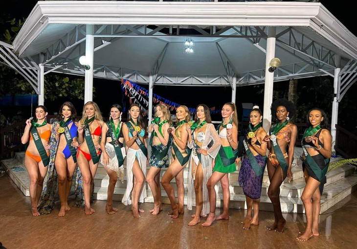 Miss Earth bị chê sân khấu tạm bợ, Miss Grand làm show nội y tai tiếng - Ảnh 2.