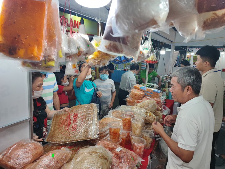 Người dân TP.HCM kéo nhau đi ‘săn nem chả Long An, hải sản khô Sóc Trăng - Ảnh 3. Người dân TP.HCM kéo nhau đi ‘săn nem chả Long An, hải sản khô Sóc Trăng - Ảnh 3.