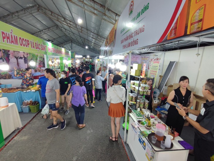 Người dân TP.HCM kéo nhau đi ‘săn nem chả Long An, hải sản khô Sóc Trăng - Ảnh 1. Người dân TP.HCM kéo nhau đi ‘săn nem chả Long An, hải sản khô Sóc Trăng - Ảnh 1.
