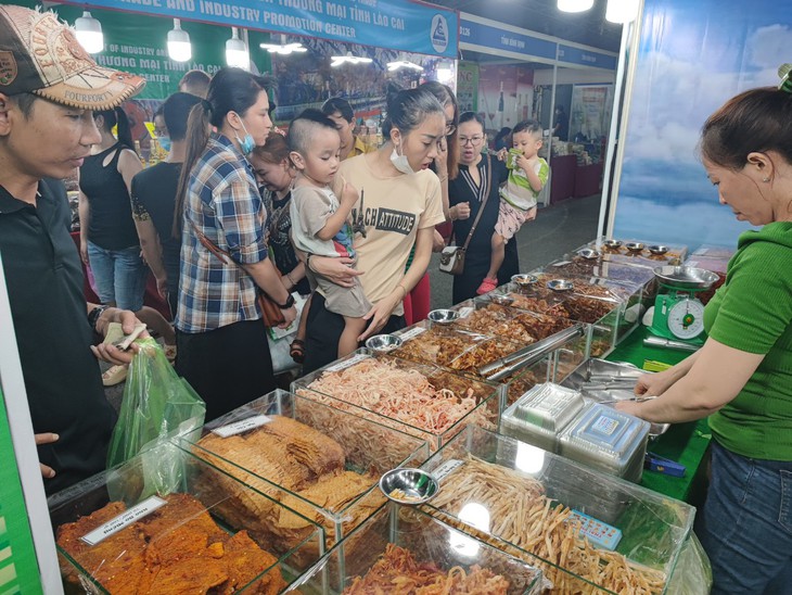 Người dân TP.HCM kéo nhau đi ‘săn nem chả Long An, hải sản khô Sóc Trăng - Ảnh 2. Người dân TP.HCM kéo nhau đi ‘săn nem chả Long An, hải sản khô Sóc Trăng - Ảnh 2.