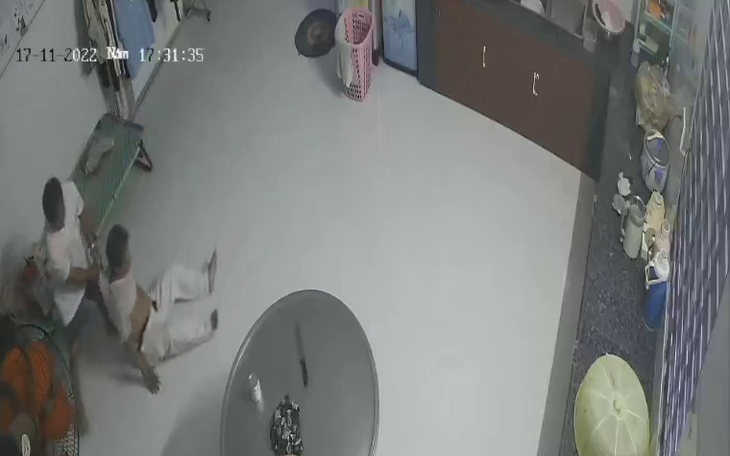 Truy tìm nghi can đâm chết em trai rồi cầm dao bỏ trốn - Ảnh 2.