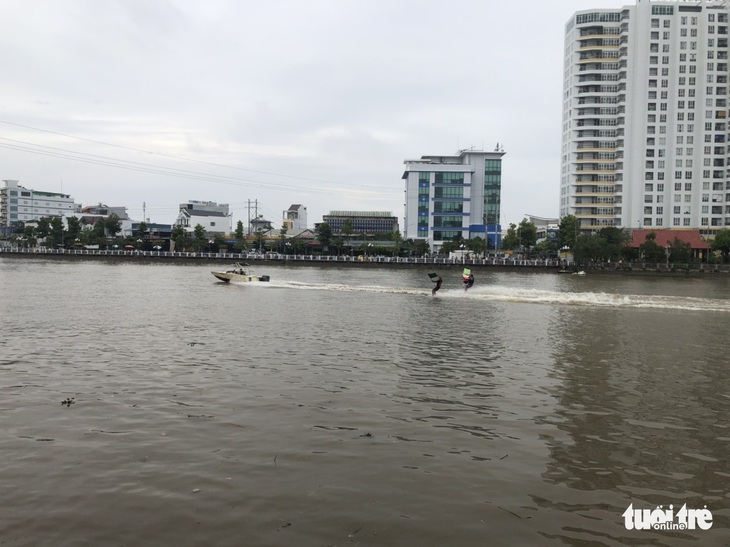 Biểu diễn lướt ván ca nô, ván người bay cao hơn 12m trên sông Hậu - Ảnh 3.