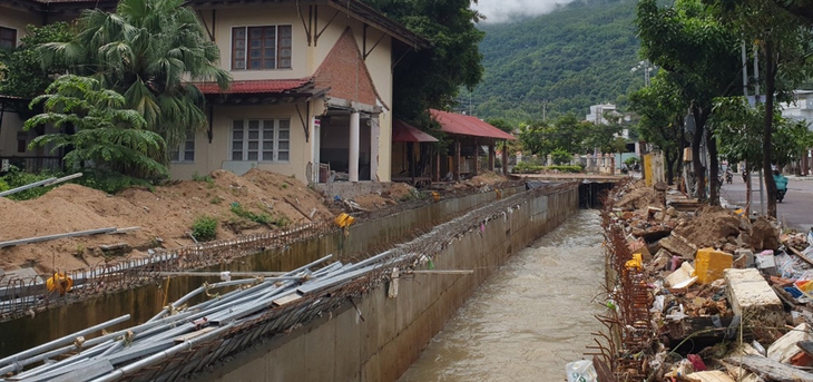 Trận lũ lịch sử ở Ghềnh Ráng, Quy Nhơn ngày 20-11: Vì sao ngay sát biển nhưng vẫn ngập sâu? - Ảnh 3.