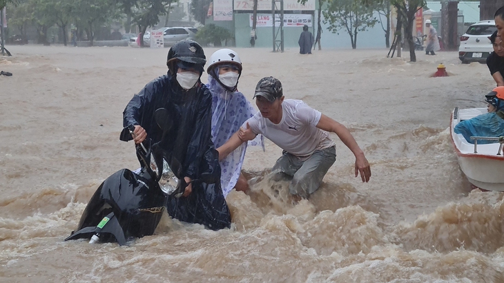 Trận lũ lịch sử ở Ghềnh Ráng, Quy Nhơn ngày 20-11: Vì sao ngay sát biển nhưng vẫn ngập sâu? - Ảnh 2.