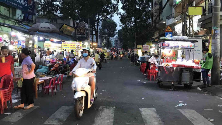 Hàng rong bên hông bệnh viện, quá rầu! - Ảnh 1.