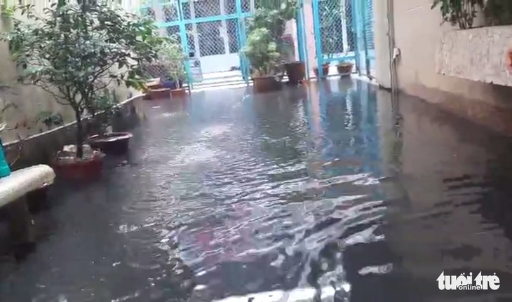 Mất ăn mất ngủ vì nước cống thối chực chờ tràn ngập khắp nhà - Ảnh 5. Mất ăn mất ngủ vì nước cống thối chực chờ tràn ngập khắp nhà - Ảnh 5.