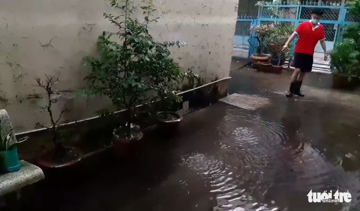 Mất ăn mất ngủ vì nước cống thối chực chờ tràn ngập khắp nhà - Ảnh 1. Mất ăn mất ngủ vì nước cống thối chực chờ tràn ngập khắp nhà - Ảnh 1.