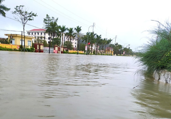 Mưa lớn gây ngập cục bộ, nhiều ô tô chôn chân trên đường - Ảnh 1.