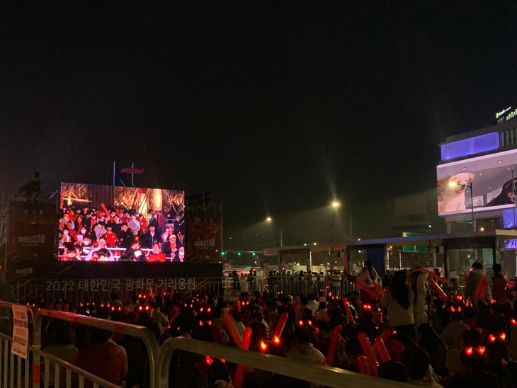 Xem bóng đá cùng người Hàn trên quảng trường lớn ở Seoul - Ảnh 2. Xem bóng đá cùng người Hàn trên quảng trường lớn ở Seoul - Ảnh 2.