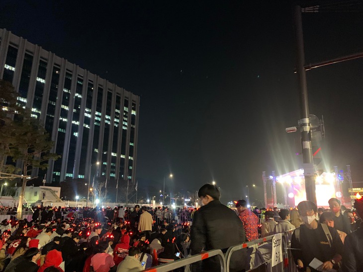 Xem bóng đá cùng người Hàn trên quảng trường lớn ở Seoul - Ảnh 5. Xem bóng đá cùng người Hàn trên quảng trường lớn ở Seoul - Ảnh 5.
