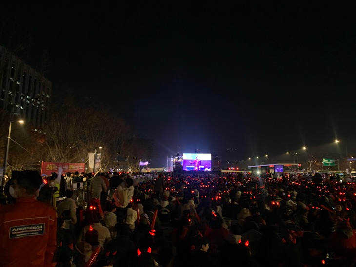 Xem bóng đá cùng người Hàn trên quảng trường lớn ở Seoul - Ảnh 4. Xem bóng đá cùng người Hàn trên quảng trường lớn ở Seoul - Ảnh 4.