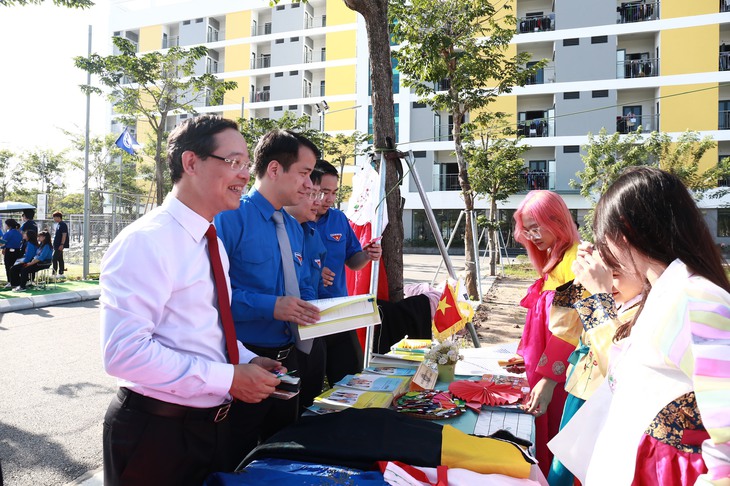 Hơn 3.000 thanh niên, sinh viên Hà Nội tìm kiếm cơ hội việc làm, học nghề - Ảnh 1.