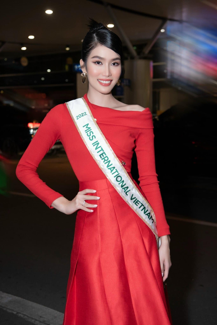 8 hoa hậu, á hậu tiễn Phương Anh lên đường dự thi Miss International 2022 - Ảnh 1.