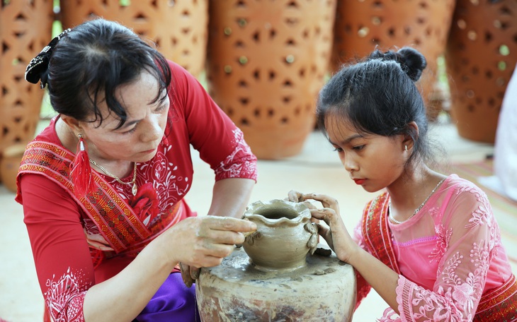 Nghệ thuật làm gốm của người Chăm được UNESCO ghi vào danh mục di sản cần bảo vệ khẩn cấp