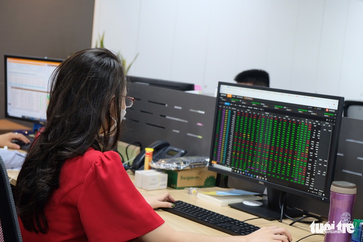 Lướt sóng cổ phiếu: Chốt lời liền, gần Tết rồi! - Ảnh 1. Lướt sóng cổ phiếu: Chốt lời liền, gần Tết rồi! - Ảnh 1.