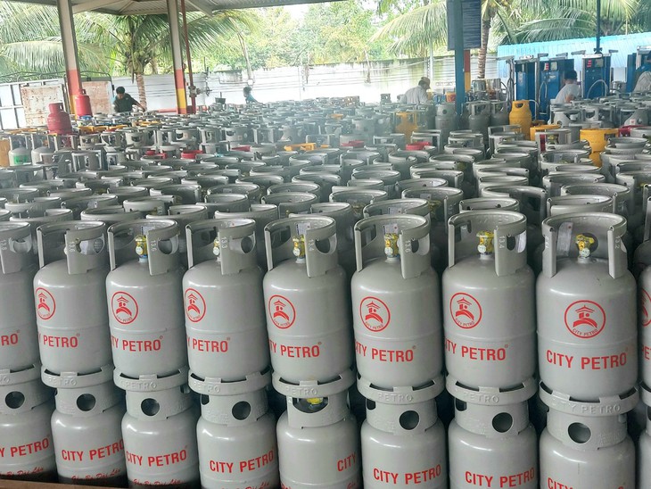 Giá gas tăng thêm 13.000 - 14.000 đồng mỗi bình 12kg - Ảnh 1.