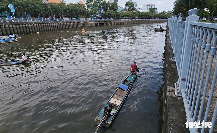 Xuyệt cá ngang nhiên giữa ban ngày: Ai thấy cũng ngứa mắt, chính quyền đâu rồi? - Ảnh 1.