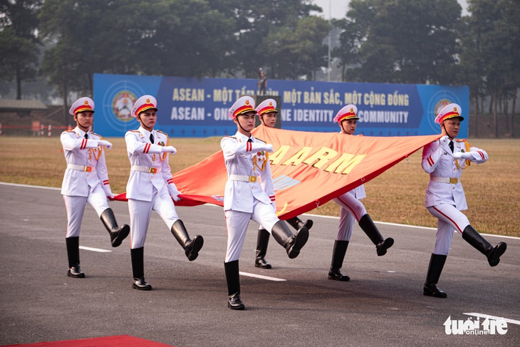 Phó tư lệnh Lục quân các nước ASEAN trổ tài bắn súng - Ảnh 2.