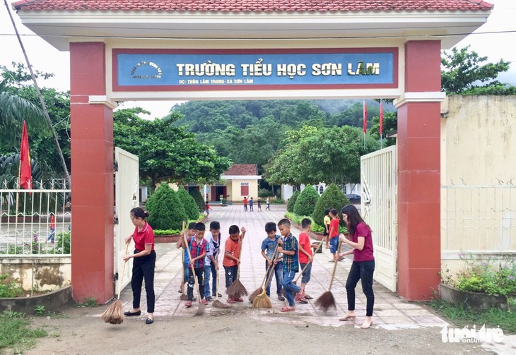 Sẽ xử lý hiệu trưởng nêu tên học sinh vì chưa đóng tiền bảo hiểm trước toàn trường - Ảnh 1.