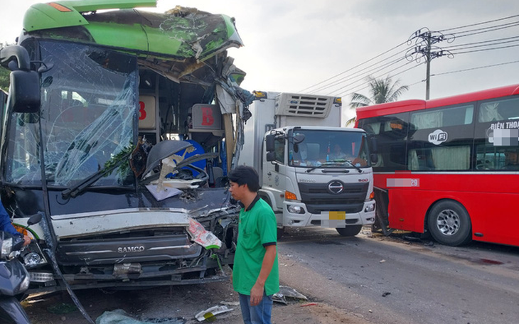 Hai xe khách va chạm lúc rạng sáng, quốc lộ 1 ùn tắc kéo dài