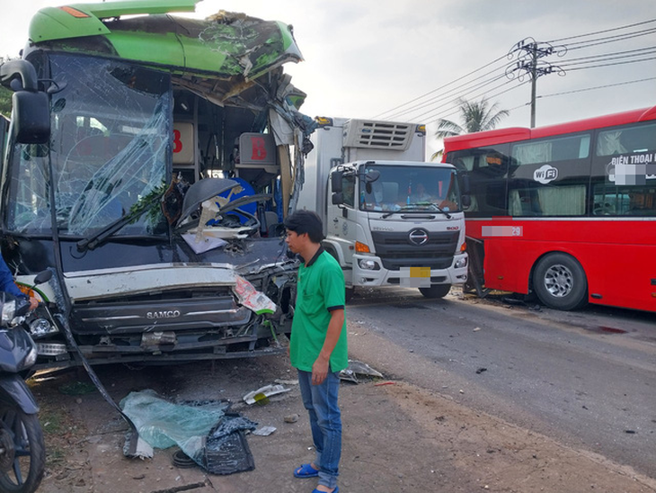 Hai xe khách va chạm lúc rạng sáng, quốc lộ 1 ùn tắc kéo dài - Ảnh 1.