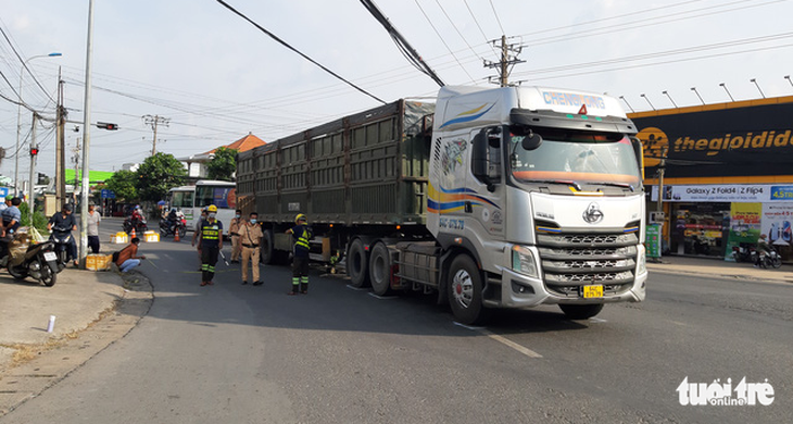 Va chạm với xe container trên đường đi học, nam sinh lớp 12 thiệt mạng - Ảnh 1.