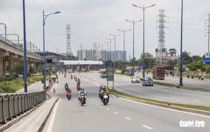 Chặn đường dưới dạ cầu Rạch Chiếc để xe qua trạm thu phí: Sở GTVT đang kiểm tra, điều chỉnh - Ảnh 1.