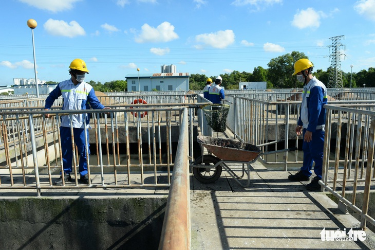 Làm sao xử lý nước thải đổ vào các dòng kênh ở TP.HCM? - Ảnh 1.