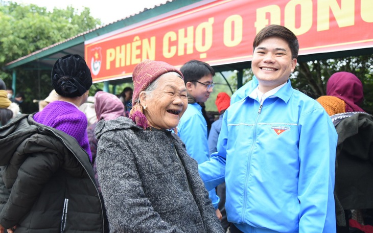 Cuối năm đi chợ Hạnh Thương, người bán 0 đồng, người mua có quà Tết đủ đầy - Ảnh 3.