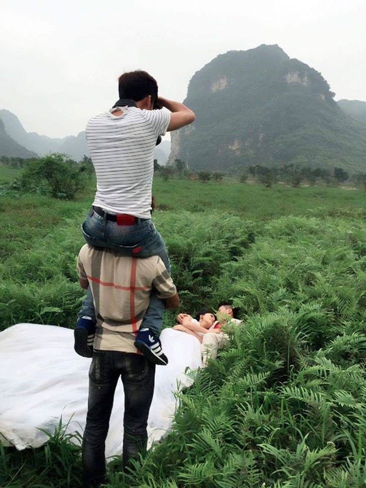 Hậu trường ảnh cưới khiến nhiều người ngã ngửa (P2) - Ảnh 1. Hậu trường ảnh cưới khiến nhiều người ngã ngửa (P2) - Ảnh 1.