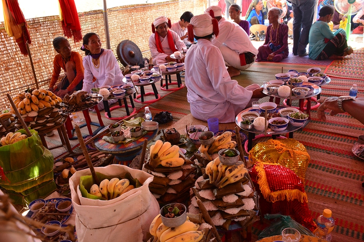 Bánh tét Chăm thoáng hương trong ngày Tết Việt - Ảnh 7.