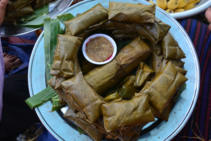 Bánh tét Chăm thoáng hương trong ngày Tết Việt - Ảnh 3.