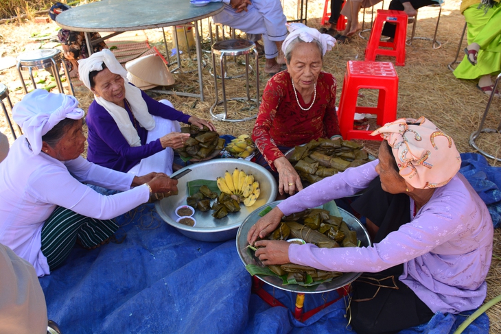 Bánh tét Chăm thoáng hương trong ngày Tết Việt - Ảnh 2.