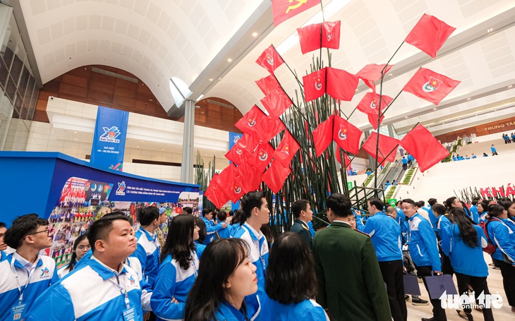 Cây tre vươn cao ôm lá cờ cùng 1.000 hình ảnh triển lãm tái hiện 90 năm lịch sử Đoàn - Ảnh 2.